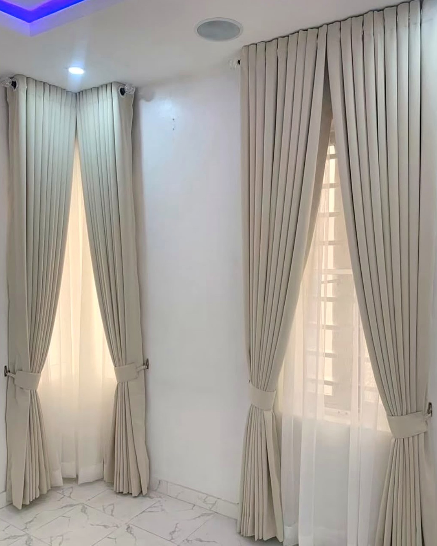 Corner windows, cream eyelet
