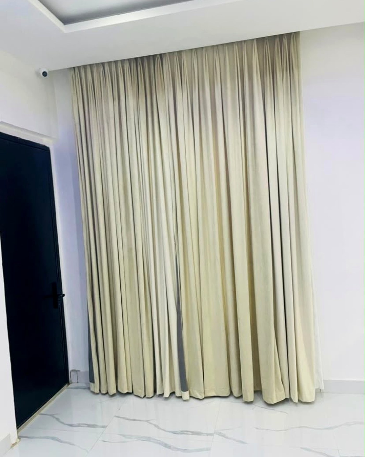 Full-wall pinch pleat