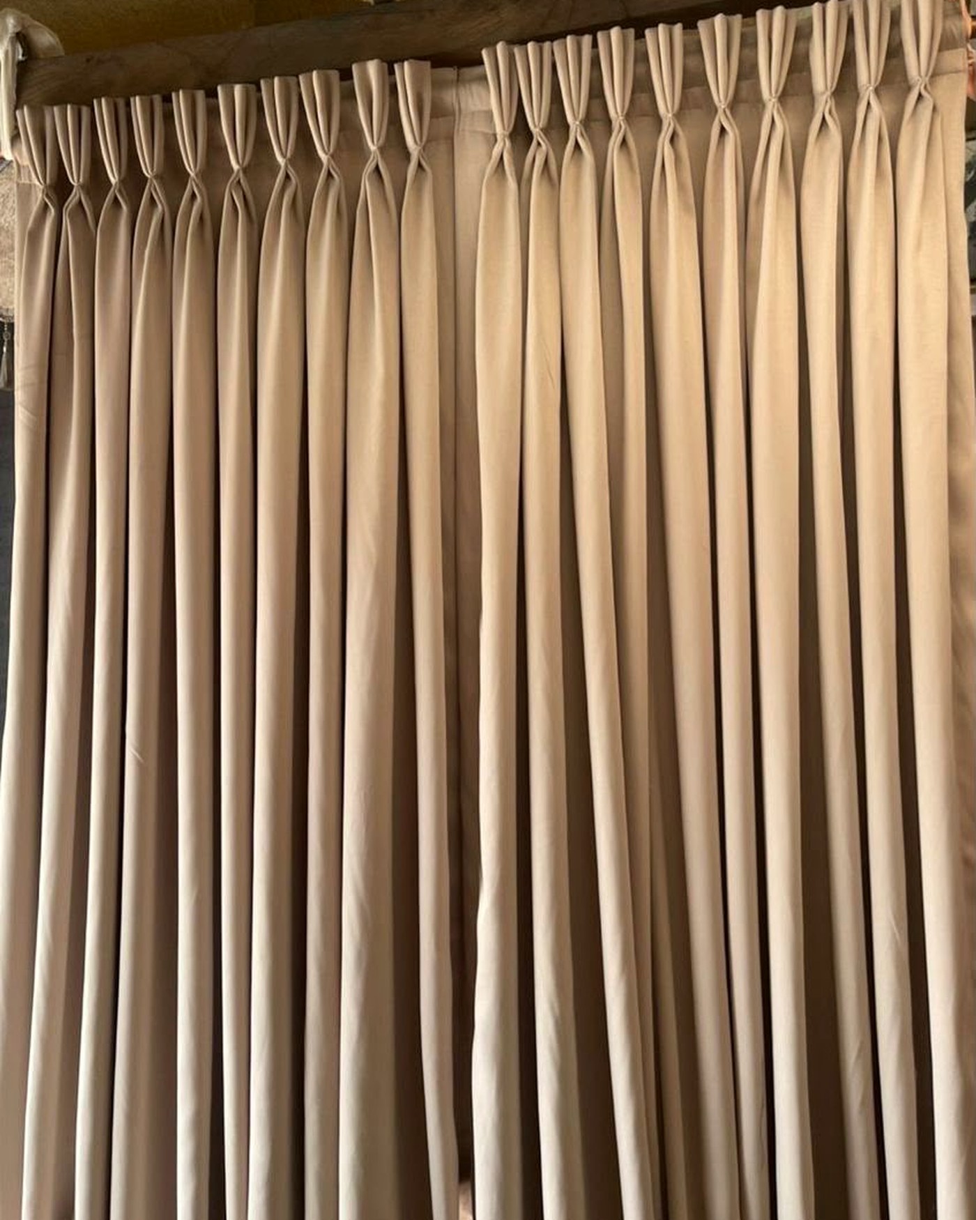 Pinch-pleat heading, close